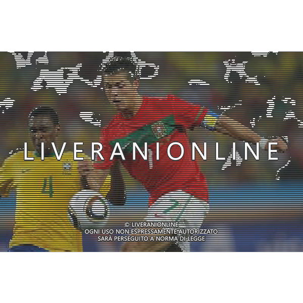 (100626) -- DURBAN, June 26, 2010 -- Brazil\'s Juan (L) vies with Cristiano Ronaldo of Portugal during the Group G last round match at 2010 FIFA World Cup, at Moses Mabhida stadium in Durban, South Africa, on June 25, 2010. The match tied 0-0. Both Brazil and Portugal are qualified for the round of 16. Liao Yujie) (dl) MONDIALI DI CALCIO SUDAFRICA 2010 PORTOGALLO BRASILE CALCIO SPORT ©PHOTOSHOT/ALDO LIVERANI ITALY ONLY