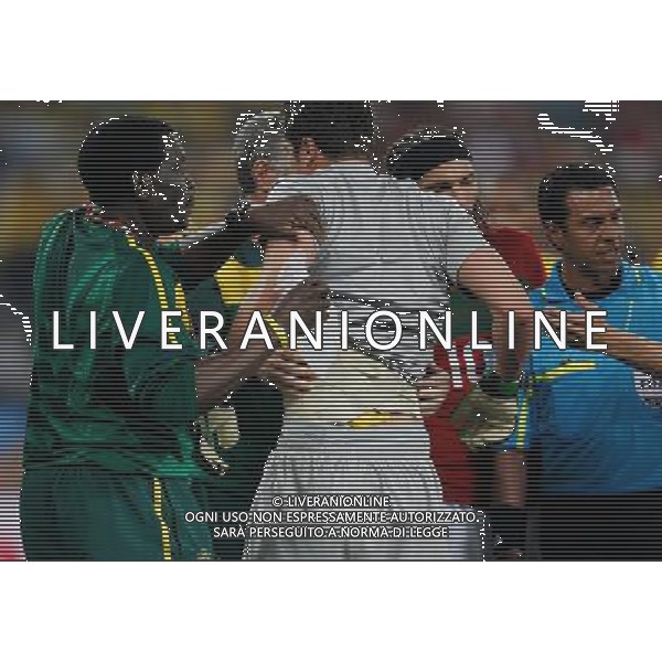 (100625) -- DURBAN, June 25, 2010 -- Brazil\'s goalkeeper Julio Cesar (2nd L) receives medical treatment during the Group G last round match against Portugal at 2010 FIFA World Cup, at Moses Mabhida stadium in Durban, South Africa, on June 25, 2010.The match tied 0-0. Both Brazil and Portugal are qualified for the round of 16. Liao Yujie) (dl) MONDIALI DI CALCIO SUDAFRICA 2010 PORTOGALLO BRASILE CALCIO SPORT ©PHOTOSHOT/ALDO LIVERANI ITALY ONLY