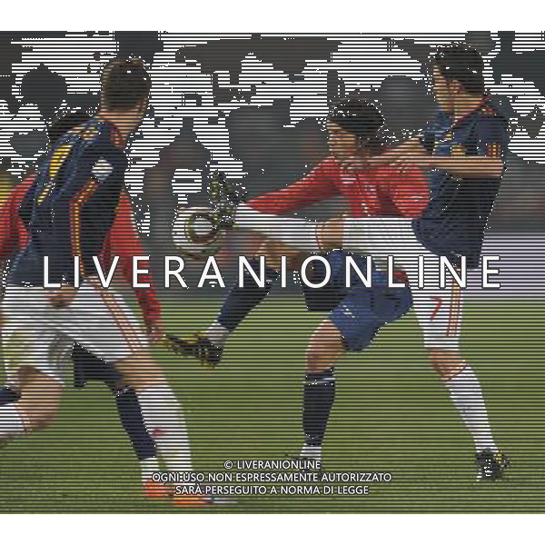 (100626) -- TSHWANE, June 26, 2010 -- David Villa (1st R) of Spain vies with a player of Chile during the Group H last round match at 2010 FIFA World Cup, at Loftus Verfeld stadium in Tshwane, South Africa, on June 25, 2010. Li Ga) (fym) CILE SPAGNA MONDIALI SUDAFRICA 2010 ©PHOTOSHOT/ALDO LIVERANI ONLY ITALY