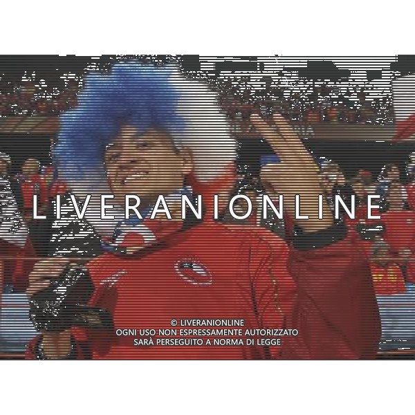 (100626) -- TSHWANE, June 26, 2010 -- A Fan of Chile cheers prior to the Group H last round match between Chile and Spain at 2010 FIFA World Cup, at Loftus Verfeld stadium in Tshwane, South Africa, on June 25, 2010. Xing Guangli) (fym) CILE SPAGNA MONDIALI SUDAFRICA 2010 ©PHOTOSHOT/ALDO LIVERANI ONLY ITALY