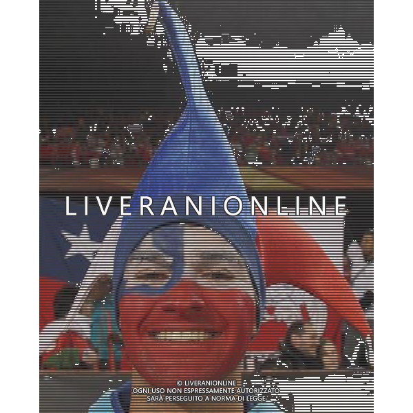 (100626) -- TSHWANE, June 26, 2010 -- A fan of Chile cheers prior to the Group H last round match between Chile and Spain at 2010 FIFA World Cup, at Loftus Verfeld stadium in Tshwane, South Africa, on June 25, 2010. Xing Guangli) (fym) CILE SPAGNA MONDIALI SUDAFRICA 2010 ©PHOTOSHOT/ALDO LIVERANI ONLY ITALY