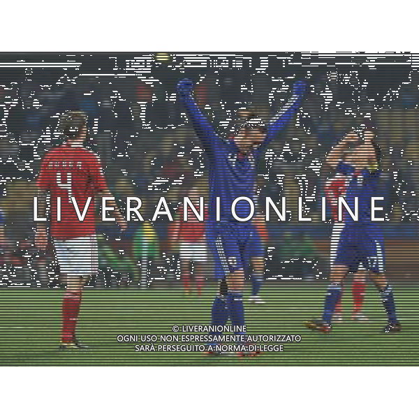 (100625) -- RUSTENBURG, June 25, 2010 () -- Tulio Tanaka (front C) of Japan celebrates their victory as Denmark\'s Daniel Agger (1st L) walks by after the Group E last round match at 2010 FIFA World Cup, at Royal Bafokeng stadium in Rustenburg, South Africa, on June 24, 2010. Japan won 3-1 and qualifies for the next round.(/Xu Suhui) (dl) CALCIO SPORT DANIMARCA GIAPPONE MONDIALI DI CALCIO SUDAFRICA 2010 ©PHOTSHOT/ALDO LIVERANI ITALY ONLY