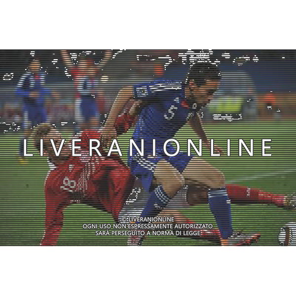 (100625) -- RUSTENBURG, June 25, 2010 () -- Yuto Nagatomo (R) of Japan vies with Denmark\'s Soren Larsen during their Group E last round match at 2010 FIFA World Cup, at Royal Bafokeng stadium in Rustenburg, South Africa, on June 24, 2010. Japan won 3-1 and qualifies for the next round. (/Xu Suhui) (dl) CALCIO SPORT DANIMARCA GIAPPONE MONDIALI DI CALCIO SUDAFRICA 2010 ©PHOTSHOT/ALDO LIVERANI ITALY ONLY