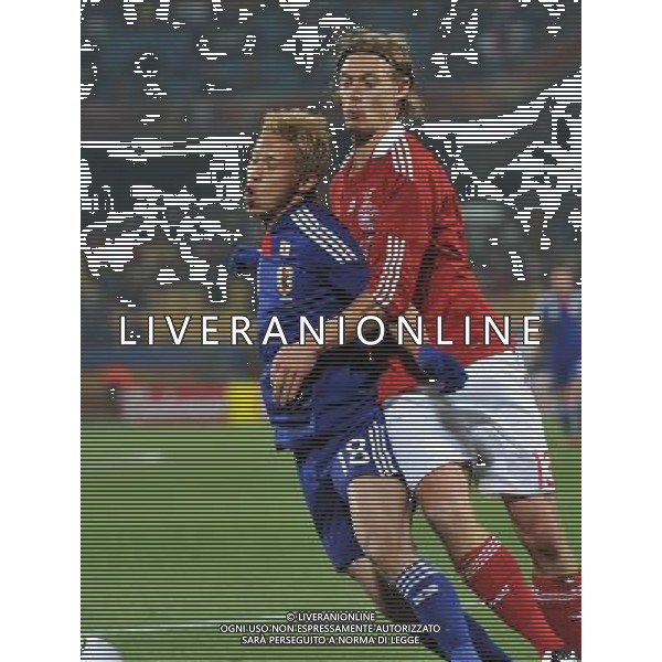 (100625) -- RUSTENBURG, June 25, 2010 () -- Keisuke Honda (L) of Japan vies with Denmark\'s Per Kroldrup during their Group E last round match at 2010 FIFA World Cup, at Royal Bafokeng stadium in Rustenburg, South Africa, on June 24, 2010. Japan won 3-1 and qualifies for the next round. (/Xu Suhui) (dl) CALCIO SPORT DANIMARCA GIAPPONE MONDIALI DI CALCIO SUDAFRICA 2010 ©PHOTSHOT/ALDO LIVERANI ITALY ONLY