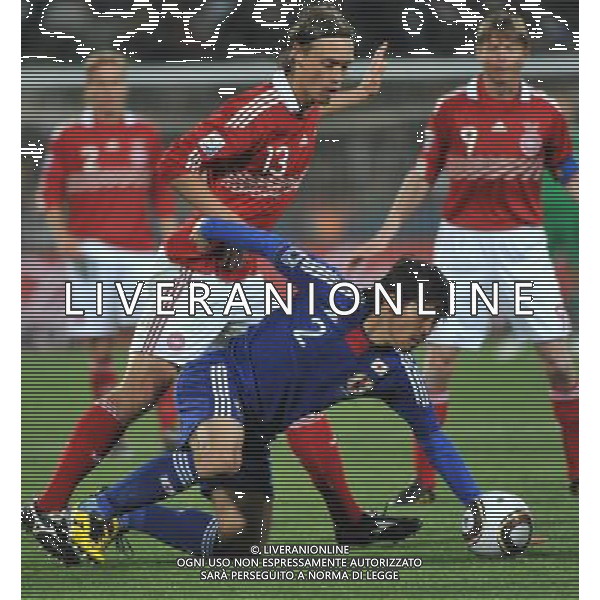 (100625) -- RUSTENBURG, June 25, 2010 () -- Yuki Abe (front) of Japan vies with Denmark\'s Per Kroldrup (2nd L) during their Group E last round match at 2010 FIFA World Cup, at Royal Bafokeng stadium in Rustenburg, South Africa, on June 24, 2010. Japan won 3-1 and qualifies for the next round. (/Xu Suhui) (dl) CALCIO SPORT DANIMARCA GIAPPONE MONDIALI DI CALCIO SUDAFRICA 2010 ©PHOTSHOT/ALDO LIVERANI ITALY ONLY
