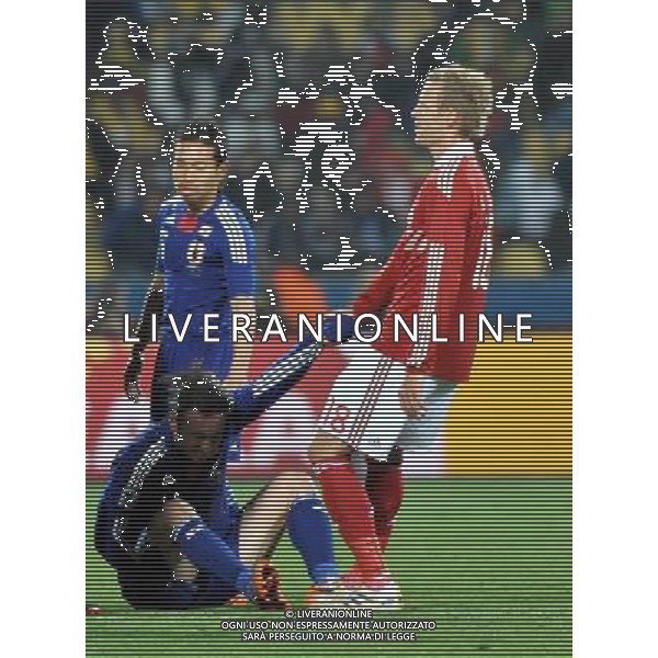 (100625) -- RUSTENBURG, June 25, 2010 () -- Denmark\'s Soren Larsen (R) helps Japan\'s Tulio Tanaka (bottom) during their Group E last round match at 2010 FIFA World Cup, at Royal Bafokeng stadium in Rustenburg, South Africa, on June 24, 2010. Japan won 3-1 and qualifies for the next round. (/Xu Suhui) (dl) CALCIO SPORT DANIMARCA GIAPPONE MONDIALI DI CALCIO SUDAFRICA 2010 ©PHOTSHOT/ALDO LIVERANI ITALY ONLY