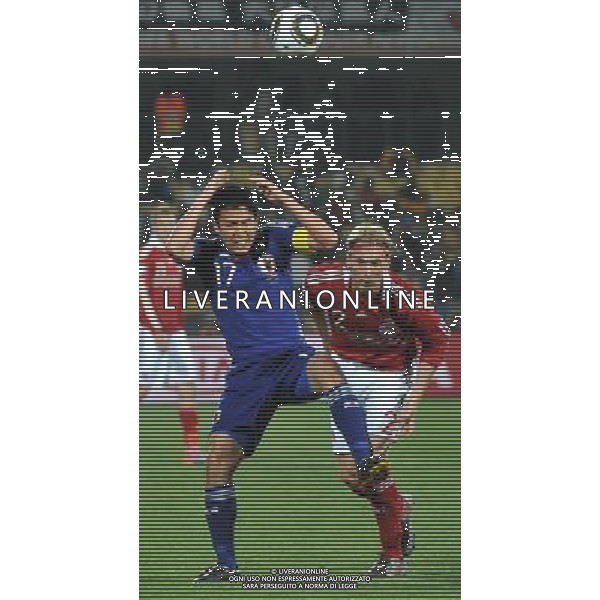(100625) -- RUSTENBURG, June 25, 2010 () -- Makoto Hasebe (L) of Japan vies with Denmark\'s Christian Bager Poulsen during their Group E last round match at 2010 FIFA World Cup, at Royal Bafokeng stadium in Rustenburg, South Africa, on June 24, 2010. Japan won 3-1 and qualifies for the next round. (/Xu Suhui) (dl) CALCIO SPORT DANIMARCA GIAPPONE MONDIALI DI CALCIO SUDAFRICA 2010 ©PHOTSHOT/ALDO LIVERANI ITALY ONLY