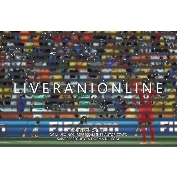 (100625) -- NELSPRUIT, June 25, 2010 -- Romaric (C) of Cote d\'Ivoire holds the ball after scoring a goal during the Group G last round match against Democratic People\'s Republic of Korea (DPRK) at 2010 FIFA World Cup, at Mbombela Stadium in Nelspruit, South Africa, on June 25, 2010. Wang Yuguo)(fym) COSTA D\'AVORIO COREA DEL NORD FIFA WORLD CUP 2010 SUDAFRICA CALCIO SPORT ©PHOTOSHOT/ALDO LIVERANI ITALY ONLY