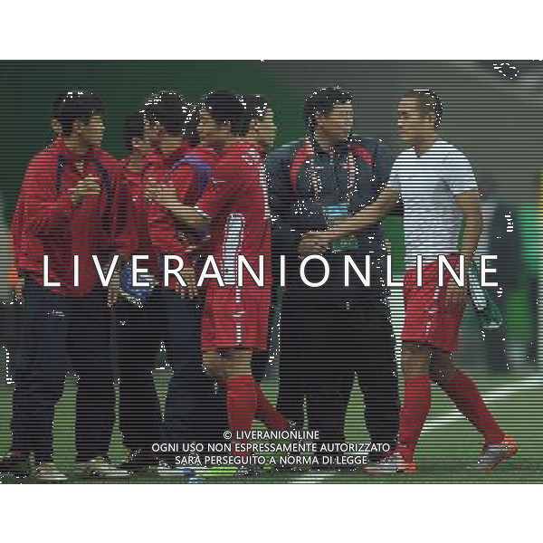 (100626) -- NELSPRUIT, June 26, 2010 -- Jong Tae-Se (1st R) of Democratic People\'s Republic of Korea (DPRK) shakes hands with head coach Kim Jong-Hun after the Group G last round match against Cote d\'Ivoire at 2010 FIFA World Cup, at Mbombela Stadium in Nelspruit, South Africa, on June 25, 2010. Cote d\'Ivoire won 3-0 and both teams failed to progress to the next round. Wang Yuguo)(fym) COSTA D\'AVORIO COREA DEL NORD FIFA WORLD CUP 2010 SUDAFRICA CALCIO SPORT ©PHOTOSHOT/ALDO LIVERANI ITALY ONLY