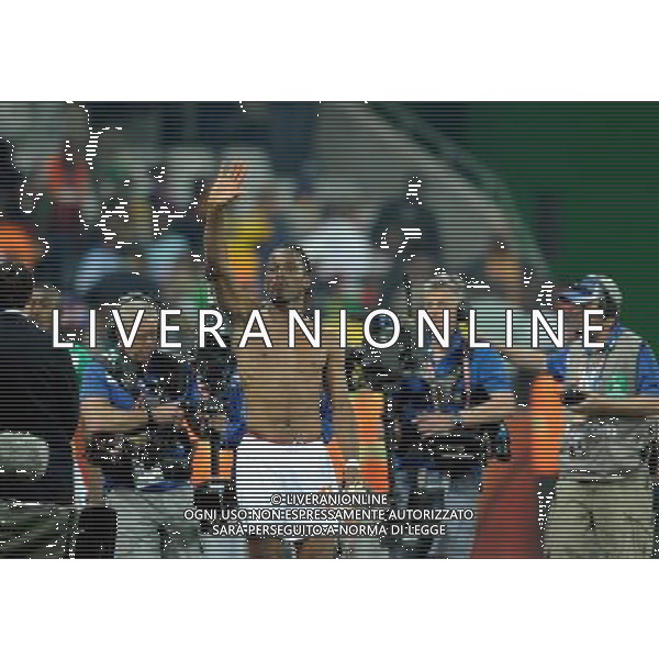 (100626) -- NELSPRUIT, June 26, 2010 -- Didier Drogba of Cote d\'Ivoire gestures to spectators after the Group G last round match against Democratic People\'s Republic of Korea (DPRK) at 2010 FIFA World Cup, at Mbombela Stadium in Nelspruit, South Africa, on June 25, 2010. Cote d\'Ivoire won 3-0 and both teams failed to progress to the next round. Wang Yuguo)(fym) COSTA D\'AVORIO COREA DEL NORD FIFA WORLD CUP 2010 SUDAFRICA CALCIO SPORT ©PHOTOSHOT/ALDO LIVERANI ITALY ONLY