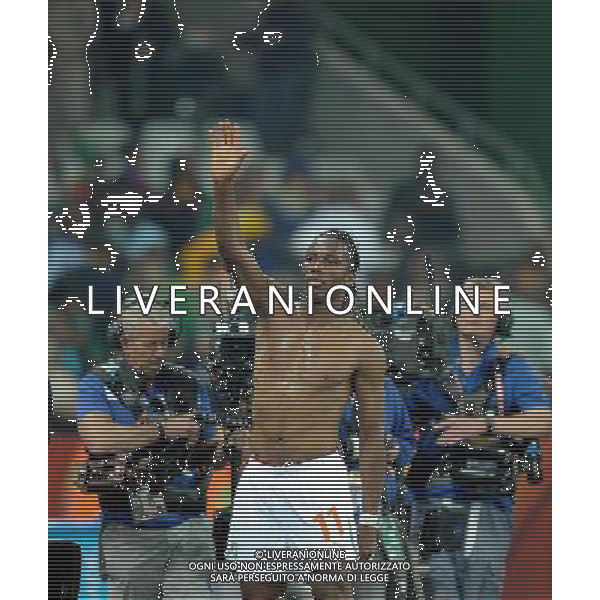 (100626) -- NELSPRUIT, June 26, 2010 -- Didier Drogba of Cote d\'Ivoire gestures to spectators after the Group G last round match against Democratic People\'s Republic of Korea (DPRK) at 2010 FIFA World Cup, at Mbombela Stadium in Nelspruit, South Africa, on June 25, 2010. Cote d\'Ivoire won 3-0 and both teams failed to progress to the next round. Wang Yuguo)(fym) COSTA D\'AVORIO COREA DEL NORD FIFA WORLD CUP 2010 SUDAFRICA CALCIO SPORT ©PHOTOSHOT/ALDO LIVERANI ITALY ONLY