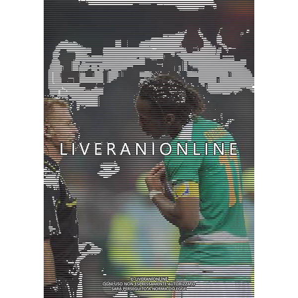 (100626) -- NELSPRUIT, June 26, 2010 -- Didier Drogba (R) of Cote d\'Ivoire talks to the referee during the Group G last round match against Democratic People\'s Republic of Korea (DPRK) at 2010 FIFA World Cup, at Mbombela Stadium in Nelspruit, South Africa, on June 25, 2010. Cote d\'Ivoire won 3-0 and both teams failed to progress to the next round. Wang Yuguo)(fym) COSTA D\'AVORIO COREA DEL NORD FIFA WORLD CUP 2010 SUDAFRICA CALCIO SPORT ©PHOTOSHOT/ALDO LIVERANI ITALY ONLY