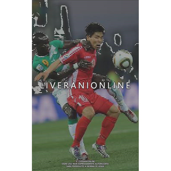 (100625) -- NELSPRUIT, June 25, 2010 -- Hong Yong-Jo (R) of the Democratic People\'s Republic of Korea (DPRK) vies with Ismael Tiote of Cote d\'Ivoire during the Group G last round match at 2010 FIFA World Cup, at Mbombela Stadium in Nelspruit, South Africa, on June 25, 2010. Wang Yuguo) (fym) COSTA D\'AVORIO COREA DEL NORD FIFA WORLD CUP 2010 SUDAFRICA CALCIO SPORT ©PHOTOSHOT/ALDO LIVERANI ITALY ONLY