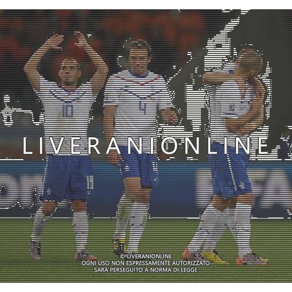 (100625) -- CAPE TOWN, June 25, 2010 () -- Players of Netherlands celebrate their victory after the Group E last round match against Cameroon at 2010 FIFA World Cup at Green Point stadium in Cape Town, South Africa, on June 24, 2010. Netherlands won 2-1 and qualifies for the next round.(/Xing Guangli) (fym) OLANDA CAMERUN MONDIALI DI CALCIO SUDAFRICA 2010 CALCIO SPORT ©PHOTOSHOT/ALDO LIVERANI ITALY ONLY