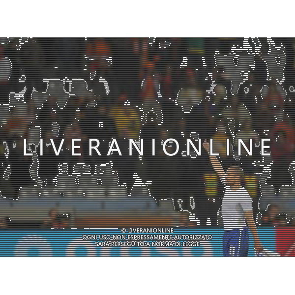 (100625) -- CAPE TOWN, June 25, 2010 () -- Nigel De Jong of Netherlands thumbs up after the Group E last round match against Cameroon at 2010 FIFA World Cup at Green Point stadium in Cape Town, South Africa, on June 24, 2010. Netherlands won 2-1 and qualifies for the next round.(/Xing Guangli) (fym) OLANDA CAMERUN MONDIALI DI CALCIO SUDAFRICA 2010 CALCIO SPORT ©PHOTOSHOT/ALDO LIVERANI ITALY ONLY