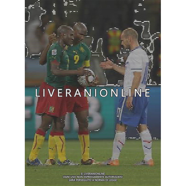 (100625) -- CAPE TOWN, June 25, 2010 () -- Wesley Sneijder of Netherlands (1st R) shakes hands with a player of Cameroon after their Group E last round match at 2010 FIFA World Cup at Green Point stadium in Cape Town, South Africa, on June 24, 2010. Netherlands won 2-1 and qualifies for the next round.(/Xing Guangli) (fym) OLANDA CAMERUN MONDIALI DI CALCIO SUDAFRICA 2010 CALCIO SPORT ©PHOTOSHOT/ALDO LIVERANI ITALY ONLY