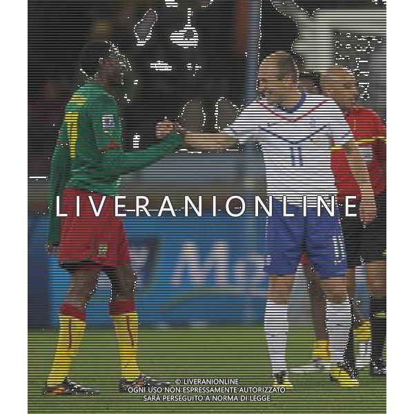 (100625) -- CAPE TOWN, June 25, 2010 () -- Arjen Robben of Netherlands (R) shakes hands with Jean Makoun of Cameroon after their Group E last round match at 2010 FIFA World Cup at Green Point stadium in Cape Town, South Africa, on June 24, 2010. Netherlands won 2-1 and qualifies for the next round.(/Xing Guangli) (fym) OLANDA CAMERUN MONDIALI DI CALCIO SUDAFRICA 2010 CALCIO SPORT ©PHOTOSHOT/ALDO LIVERANI ITALY ONLY