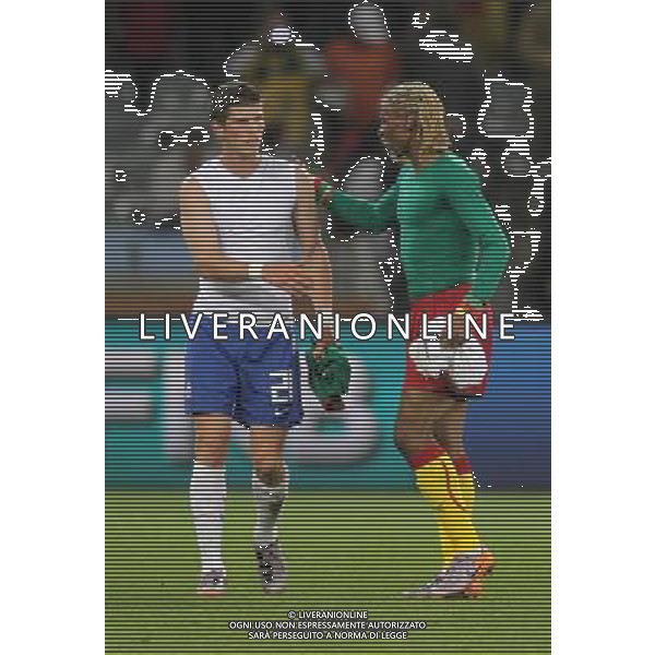 (100625) -- CAPE TOWN, June 25, 2010 () -- Klaas-Jan Huntelaar of Netherlands (L) shakes hands with a player of Cameroon after their Group E last round match at 2010 FIFA World Cup at Green Point stadium in Cape Town, South Africa, on June 24, 2010. Netherlands won 2-1 and qualifies for the next round.(/Xing Guangli) (fym) OLANDA CAMERUN MONDIALI DI CALCIO SUDAFRICA 2010 CALCIO SPORT ©PHOTOSHOT/ALDO LIVERANI ITALY ONLY