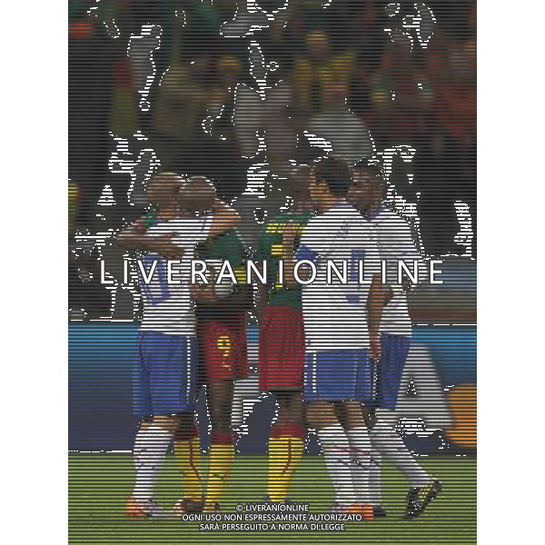 (100625) -- CAPE TOWN, June 25, 2010 () -- Wesley Sneijder of Netherlands (1st L) hugs opponent Samuel Eto\'o of Cameroon (2nd L) after their Group E last round match at 2010 FIFA World Cup at Green Point stadium in Cape Town, South Africa, on June 24, 2010. Netherlands won 2-1 and qualifies for the next round.(/Xing Guangli) (fym) CALCIO SPORT OLANDA CAMERUN MONDIALI DI CALCIO SUDAFRICA 2010 ©PHOTSHOT/ALDO LIVERANI ITALY ONLY