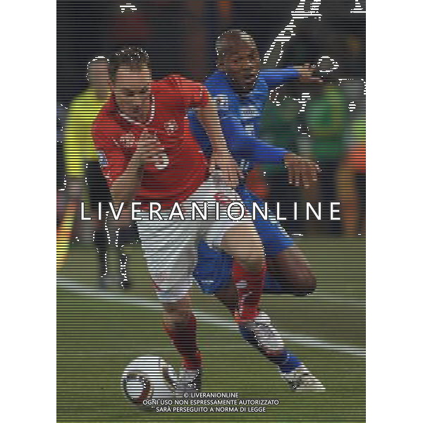 (100626) -- BLOEMFONTEIN, June 26, 2010 -- Switzerland\'s Steve von Bergen (L) vies with a player of Honduras during the Group H last round match at 2010 FIFA World Cup, at Free State stadium in Bloemfontein, South Africa, on June 25, 2010. Xu Suhui) (dl) FIFA WORLD CUP 2010 SVIZZERA HONDURAS CALCIO SPORT MONDIALI DI CALCIO 2010 SUDAFRICA ©PHOTOSHOT/ALDO LIVERANI ITALY ONLY