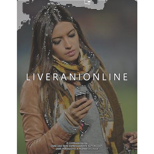 (100626) -- TSHWANE, June 26, 2010 -- CILE-SPAGNA NELLA FOTO Sara Carbonero, Spanish TV reporter and girl friend of Spain\'s goalkeeper Iker Casillas, waits for the start of the Group H last round match between Chile and Spain at 2010 FIFA World Cup, at Loftus Verfeld stadium in Tshwane, South Africa PHOTOSHOT-AG ALDO LIVERANI ONLY ITALY