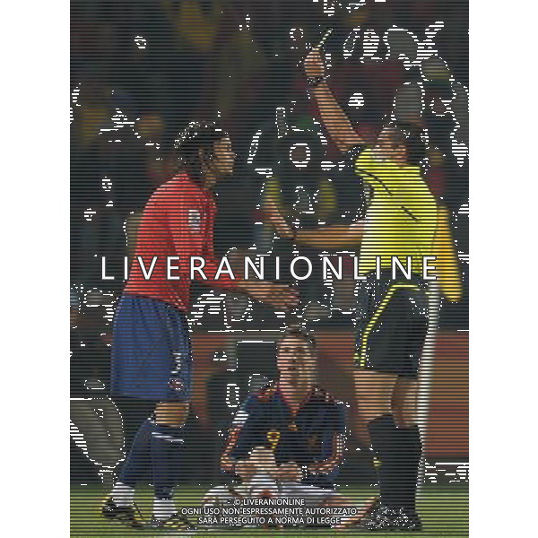 (100626) -- TSHWANE, June 26, 2010 -- CILE-SPAGNA NELLA FOTO Referee Rodriguez of Mexico shows the yellow card to Chile\'s Ponce during the Group H last round match between Chile and Spain at 2010 FIFA World Cup, at Loftus Verfeld stadium in Tshwane, South Africa, on June 25, 2010. Spain won 2-1 and both teams are qualified for the next round. Li Ga) (fym) PHOTOSHOT-AG ALDO LIVERANI ONLY ITALY