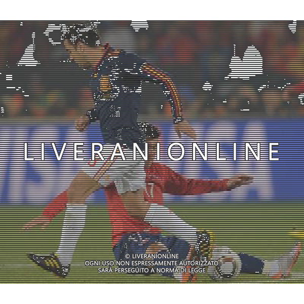 (100626) -- TSHWANE, June 26, 2010 -- CILE-SPAGNA NELLA FOTO Gary Medel (bottom) of Chile vies with Xavi of Spain during the Group H last round match at 2010 FIFA World Cup, at Loftus Verfeld stadium in Tshwane, South Africa, on June 25, 2010. Spain won 2-1 and both teams are qualified for the next round. Li Ga) (fym) PHOTOSHOT-AG ALDO LIVERANI ONLY ITALY