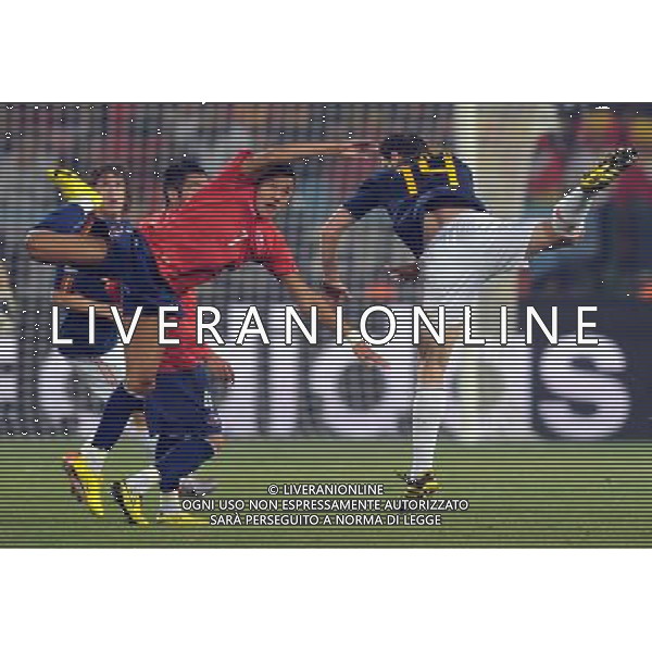 (100626) -- TSHWANE, June 26, 2010 -- CILE-SPAGNA NELLA FOTO Alexis Sanchez (front L) of Chile vies with Xabi Alonso of Spain during the Group H last round match at 2010 FIFA World Cup, at Loftus Verfeld stadium in Tshwane, South Africa, on June 25, 2010. Spain won 2-1 and both teams are qualified for the next round. Li Ga) (fym) PHOTOSHOT-AG ALDO LIVERANI ONLY ITALY