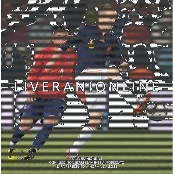 (100626) -- TSHWANE, June 26, 2010 -- CILE-SPAGNA NELLA FOTO Andres Iniesta (R) of Spain breaks through during the Group H last round match against Chile at 2010 FIFA World Cup, at Loftus Verfeld stadium in Tshwane, South Africa, on June 25, 2010. Spain won 2-1 and both teams are qualified for the next round. Li Ga) (fym) PHOTOSHOT-AG ALDO LIVERANI ONLY ITALY
