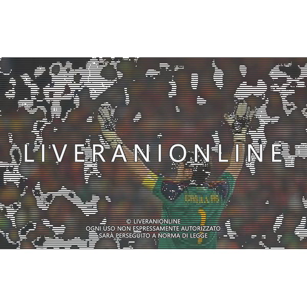 (100626) -- TSHWANE, June 26, 2010 -- CILE-SPAGNA NELLA FOTO Spain\'s goalkeeper Iker Casillas celebrate the victory after the Group H last round match against Chile at 2010 FIFA World Cup, at Loftus Verfeld stadium in Tshwane, South Africa, on June 25, 2010. Spain won 2-1 and both teams are qualified for the next round. Li Ga) (fym) PHOTOSHOT-AG ALDO LIVERANI ONLY ITALY