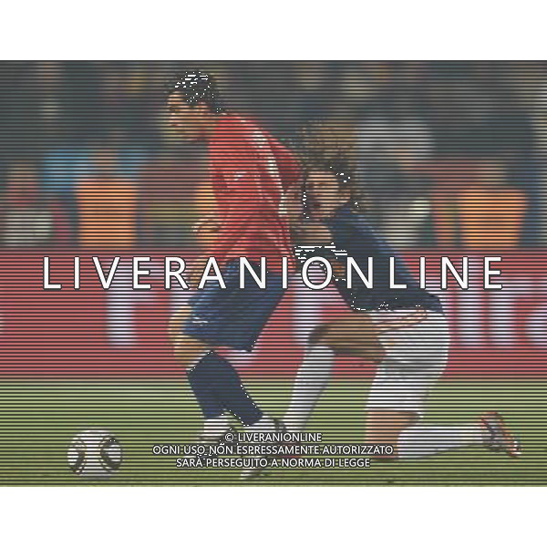 (100626) -- TSHWANE, June 26, 2010 -- CILE-SPAGNA NELLA FOTO Carles Puyol (R) of Spain vies with a player of Chile during the Group H last round match at 2010 FIFA World Cup, at Loftus Verfeld stadium in Tshwane, South Africa, on June 25, 2010. Spain won 2-1 and both teams are qualified for the next round. Li Ga) (fym) PHOTOSHOT-AG ALDO LIVERANI ONLY ITALY