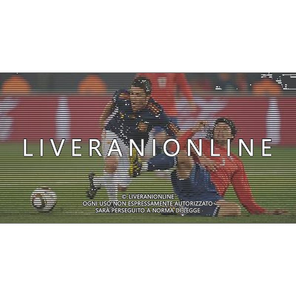 (100626) -- TSHWANE, June 26, 2010 -- CILE-SPAGNA NELLA FOTO David Villa (L) of Spain vies with Waldo Ponce of Chile during the Group H last round match at 2010 FIFA World Cup, at Loftus Verfeld stadium in Tshwane, South Africa, on June 25, 2010. Spain won 2-1 and both teams are qualified for the next round. PHOTOSHOT-AG ALDO LIVERANI ONLY ITALY