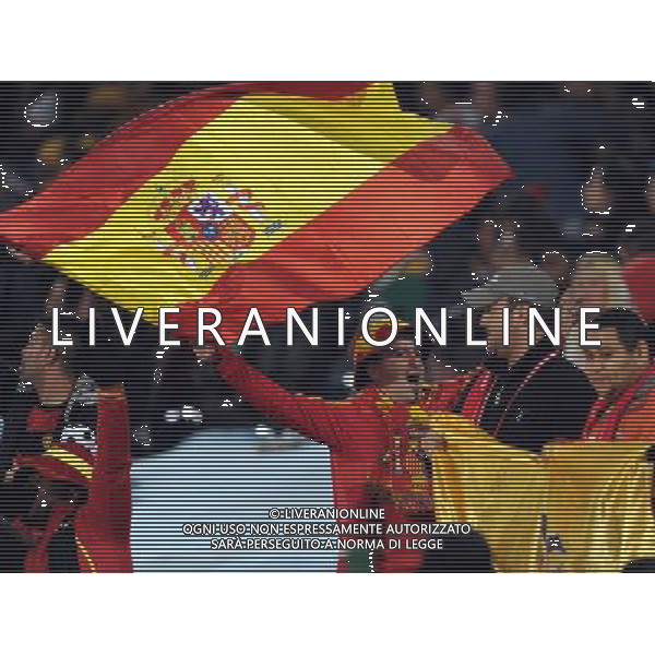 (100626) -- TSHWANE, June 26, 2010 -- Fans cheer for Spain\'s victory after the Group H last round match against Chile at 2010 FIFA World Cup, at Loftus Verfeld stadium in Tshwane, South Africa, on June 25, 2010. Spain won 2-1 and both teams are qualified for the next round. Guo Yong) (fym) PHOTOSHOT-AG ALDO LIVERANI ONLY ITALY