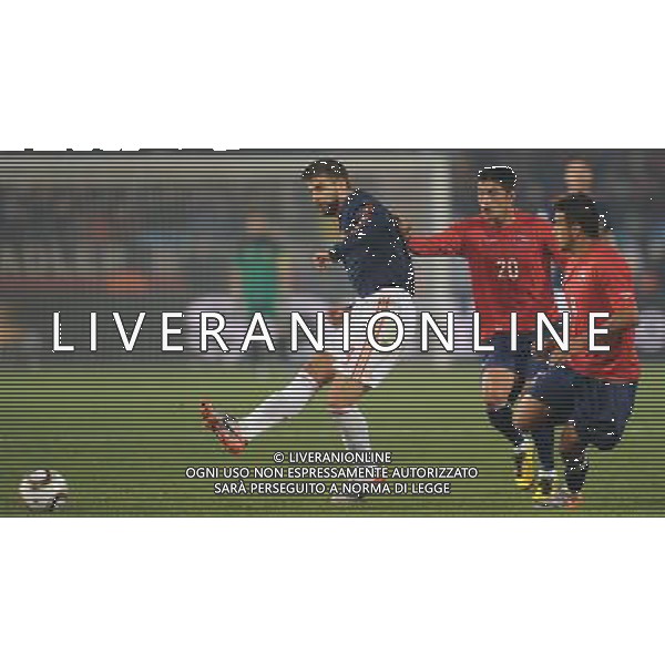 (100626) -- TSHWANE, June 26, 2010 -- Gerard Pique (L) of Spain passes the ball during the Group H last round match against Chile at 2010 FIFA World Cup, at Loftus Verfeld stadium in Tshwane, South Africa, on June 25, 2010. Spain won 2-1 and both teams are qualified for the next round. Li Ga) (fym) PHOTOSHOT-AG ALDO LIVERANI ONLY ITALY