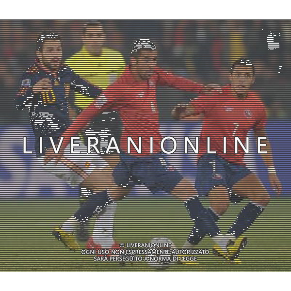 (100626) -- TSHWANE, June 26, 2010 -- Mauricio Isla of Chile breaks through during the Group H last round match against Spain at 2010 FIFA World Cup, at Loftus Verfeld stadium in Tshwane, South Africa, on June 25, 2010. Spain won 2-1 and both teams are qualified for the next round. Li Ga) (fym) PHOTOSHOT-AG ALDO LIVERANI ONLY ITALY