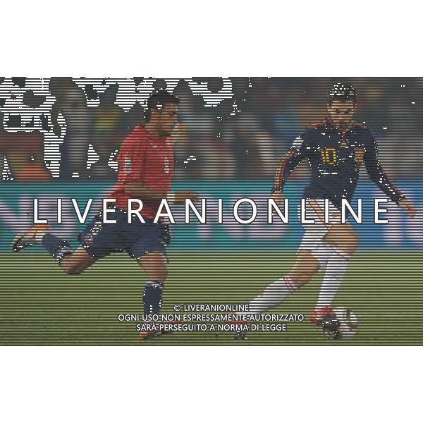 (100626) -- TSHWANE, June 26, 2010 -- Cesc Fabregas (R) of Spain breaks through during the Group H last round match against Chile at 2010 FIFA World Cup, at Loftus Verfeld stadium in Tshwane, South Africa, on June 25, 2010. Spain won 2-1 and both teams are qualified for the next round. Li Ga) (fym) PHOTOSHOT-AG ALDO LIVERANI ONLY ITALY