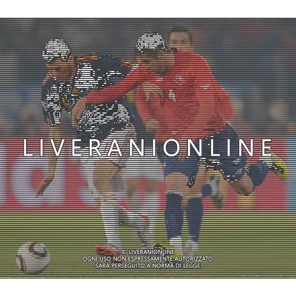 (100626) -- TSHWANE, June 26, 2010 -- Sergi Busquets (L) of Spain vies with Mauricio Isla of Chile during the Group H last round match at 2010 FIFA World Cup, at Loftus Verfeld stadium in Tshwane, South Africa, on June 25, 2010. Spain won 2-1 and both teams are qualified for the next round. Li Ga) (fym) PHOTOSHOT-AG ALDO LIVERANI ONLY ITALY