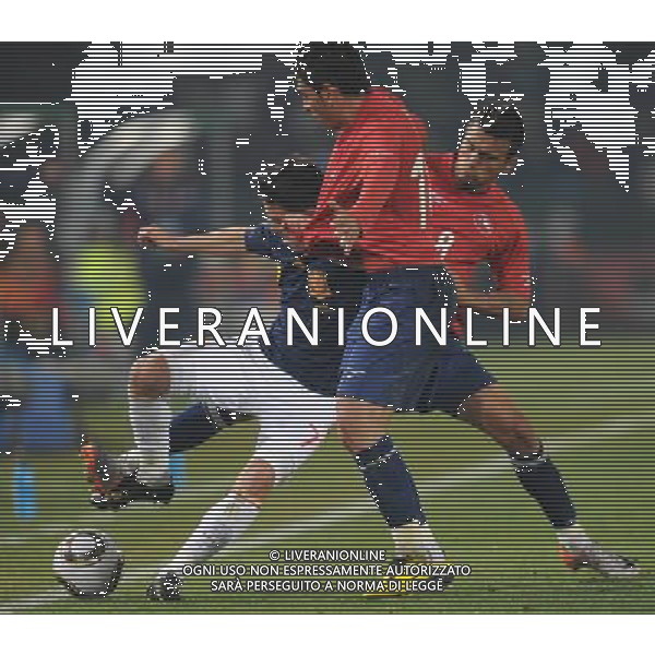 (100626) -- TSHWANE, June 26, 2010 -- David Villa (L) of Spain vies with two players of Chile during the Group H last round match at 2010 FIFA World Cup, at Loftus Verfeld stadium in Tshwane, South Africa, on June 25, 2010. Spain won 2-1 and both teams are qualified for the next round. Li Ga) (fym) PHOTOSHOT-AG ALDO LIVERANI ONLY ITALY