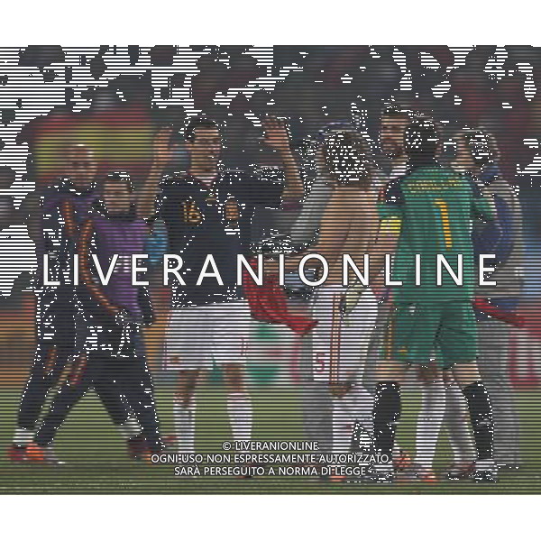(100626) -- TSHWANE, June 26, 2010 -- Players of Spain celebrate their victory after the Group H last round match against Chile at 2010 FIFA World Cup, at Loftus Verfeld stadium in Tshwane, South Africa, on June 25, 2010. Spain won 2-1 and both teams are qualified for the next round. Xing Guangli) (fym) PHOTOSHOT-AG ALDO LIVERANI ONLY ITALY