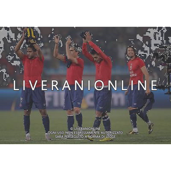 (100626) -- TSHWANE, June 26, 2010 -- Players of Chile gesture to spectators after the Group H last round match against Spain at 2010 FIFA World Cup, at Loftus Verfeld stadium in Tshwane, South Africa, on June 25, 2010. Spain won 2-1 and both teams are qualified for the next round. Xing Guangli) (fym) PHOTOSHOT-AG ALDO LIVERANI ONLY ITALY