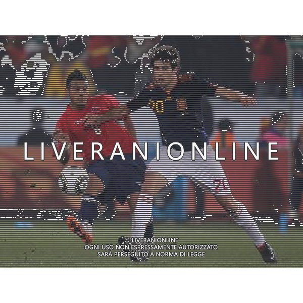 (100626) -- TSHWANE, June 26, 2010 -- Javier Martinez (R) of Spain vies with Arturo Vidal of Chile during the Group H last round match at 2010 FIFA World Cup, at Loftus Verfeld stadium in Tshwane, South Africa, on June 25, 2010. Spain won 2-1 and both teams are qualified for the next round. Xing Guangli) (fym) PHOTOSHOT-AG ALDO LIVERANI ONLY ITALY
