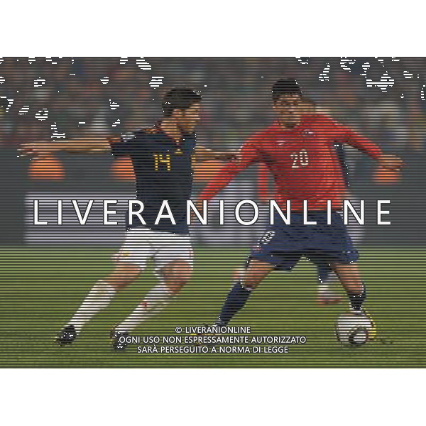 (100626) -- TSHWANE, June 26, 2010 -- Rodrigo Millar (R) of Chile vies with Xabi Alonso of Spain during the Group H last round match at 2010 FIFA World Cup, at Loftus Verfeld stadium in Tshwane, South Africa, on June 25, 2010. Guo Yong) (fym) PHOTOSHOT-AG ALDO LIVERANI ONLY ITALY