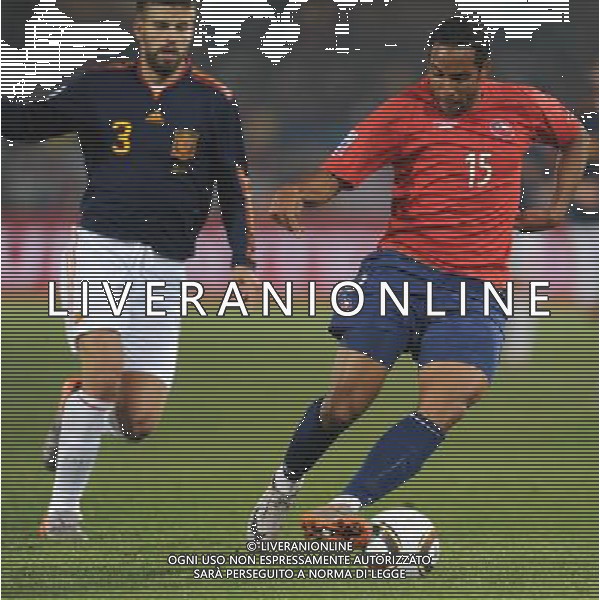 (100626) -- TSHWANE, June 26, 2010 -- Jean Beausejour (R) of Chile vies with Gerard Pique of Spain during the Group H last round match at 2010 FIFA World Cup, at Loftus Verfeld stadium in Tshwane, South Africa, on June 25, 2010. Guo Yong) (fym) PHOTOSHOT-AG ALDO LIVERANI ONLY ITALY