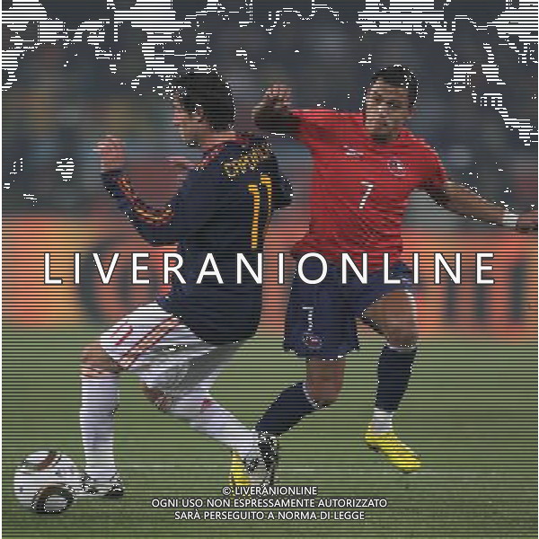 (100626) -- TSHWANE, June 26, 2010 -- Alexis Sanchez (R) of Chile vies with Joan Capdevila of Spain during the Group H last round match at 2010 FIFA World Cup, at Loftus Verfeld stadium in Tshwane, South Africa, on June 25, 2010. Xing Guangli) (fym) PHOTOSHOT-AG ALDO LIVERANI ONLY ITALY