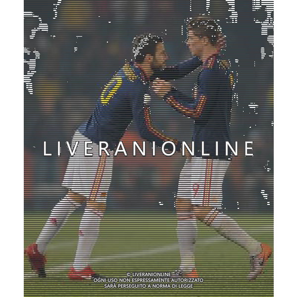 (100626) -- TSHWANE, June 26, 2010 -- CILE-SPAGNA NELLA FOTO Cesc Fabregas (L) of Spain substitutes teammate Fernando Torres during the Group H last round match against Chile at 2010 FIFA World Cup, at Loftus Verfeld stadium in Tshwane, South Africa, on June 25, 2010. Guo Yong) (fym) PHOTOSHOT-AG ALDO LIVERANI ONLY ITALY