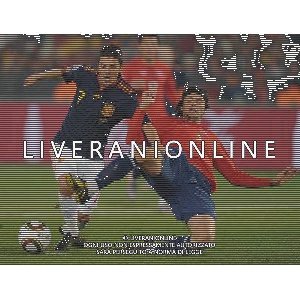 (100626) -- TSHWANE, June 26, 2010 -- CILE-SPAGNA NELLA FOTO Waldo Ponce (R) of Chile vies with David Villa of Spain during the Group H last round match at 2010 FIFA World Cup, at Loftus Verfeld stadium in Tshwane, South Africa, on June 25, 2010. Li Ga) (fym) PHOTOSHOT-AG ALDO LIVERANI ONLY ITALY