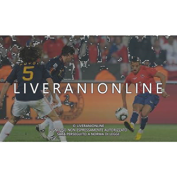 (100626) -- TSHWANE, June 26, 2010 -- CILE-SPAGNA NELLA FOTO Alexis Sanchez (R) of Chile passes the ball during the Group H last round match against Spain at 2010 FIFA World Cup, at Loftus Verfeld stadium in Tshwane, South Africa, on June 25, 2010. Guo Yong) (fym) PHOTOSHOT-AG ALDO LIVERANI ONLY ITALY