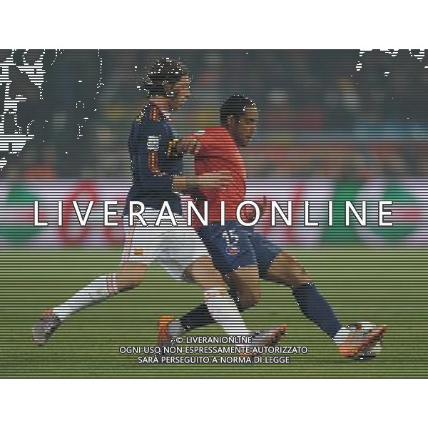 (100626) -- TSHWANE, June 26, 2010 -- Jean Beausejour (R) of Chile vies with Sergio Ramos of Spain during the Group H last round match at 2010 FIFA World Cup, at Loftus Verfeld stadium in Tshwane, South Africa, on June 25, 2010. Guo Yong) (fym) PHOTOSHOT-AG ALDO LIVERANI ONLY ITALY