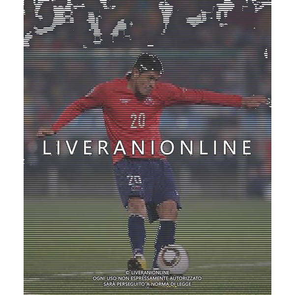 (100626) -- TSHWANE, June 26, 2010 -- Rodrigo Millar (L) of Chile shoots during the Group H last round match against Spain at 2010 FIFA World Cup, at Loftus Verfeld stadium in Tshwane, South Africa, on June 25, 2010. Guo Yong) (fym) PHOTOSHOT-AG ALDO LIVERANI ONLY ITALY