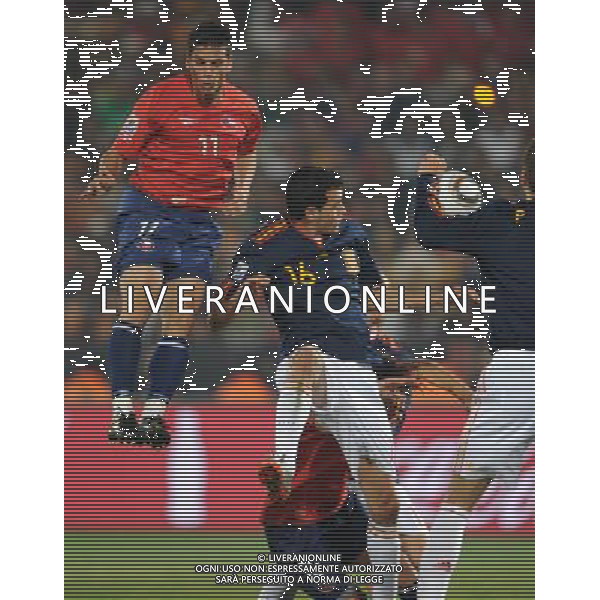 (100626) -- TSHWANE, June 26, 2010 -- Mark Gonzalez (1st L) of Chile vies with Sergi Busquets (2nd L) of Spain during the Group H last round match at 2010 FIFA World Cup, at Loftus Verfeld stadium in Tshwane, South Africa, on June 25, 2010. Li Ga) (fym) PHOTOSHOT-AG ALDO LIVERANI ONLY ITALY